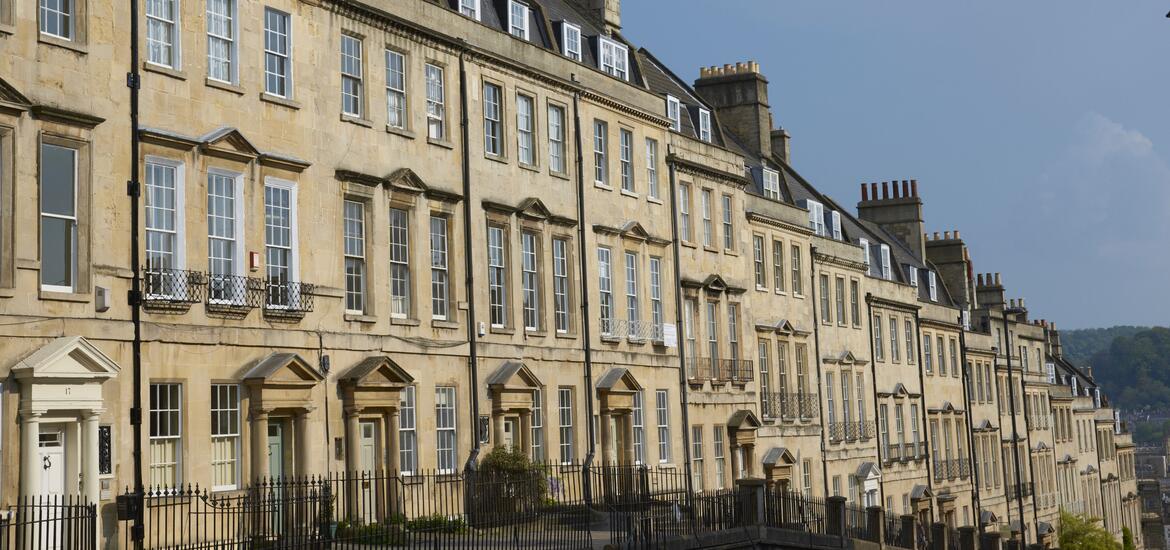 Row of Georgian townhouses at The Circus in Bath, featuring classic 18th-century architecture with uniform windows and stone facades